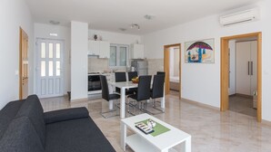 Leilighet – deluxe, 3 soverom, balkong, sjøutsikt | Oppholdsområde | Flatskjerm-TV