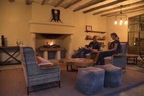 Lobby sitting area - Arusha Villa (Arusha)