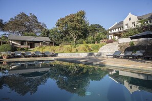 Kolam renang outdoor, dengan kursi berjemur