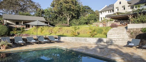 Piscine extérieure, chaises longues