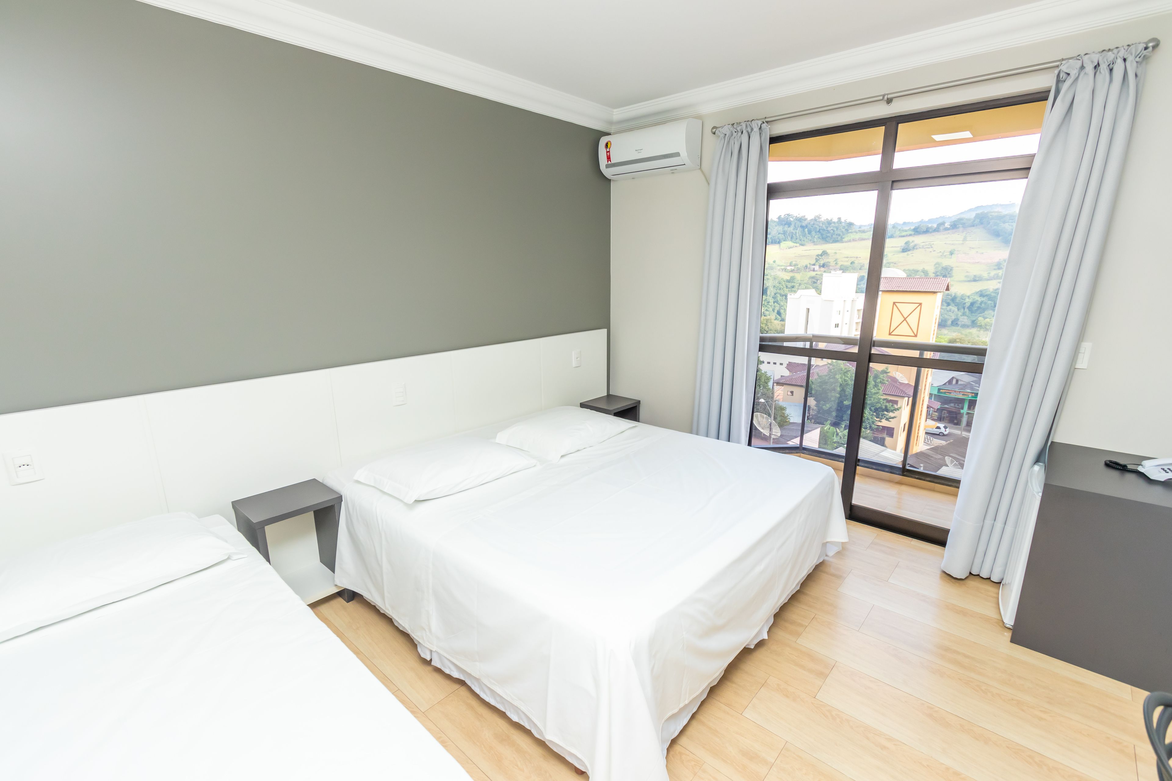 Quarto conforto, sacada | Frigobar, escrivaninha, cortinas blackout, ferros/tábuas de passar roupa