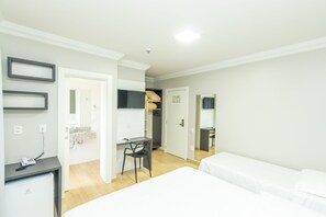 Minibar, bureau, rideaux occultants, fer et planche à repasser