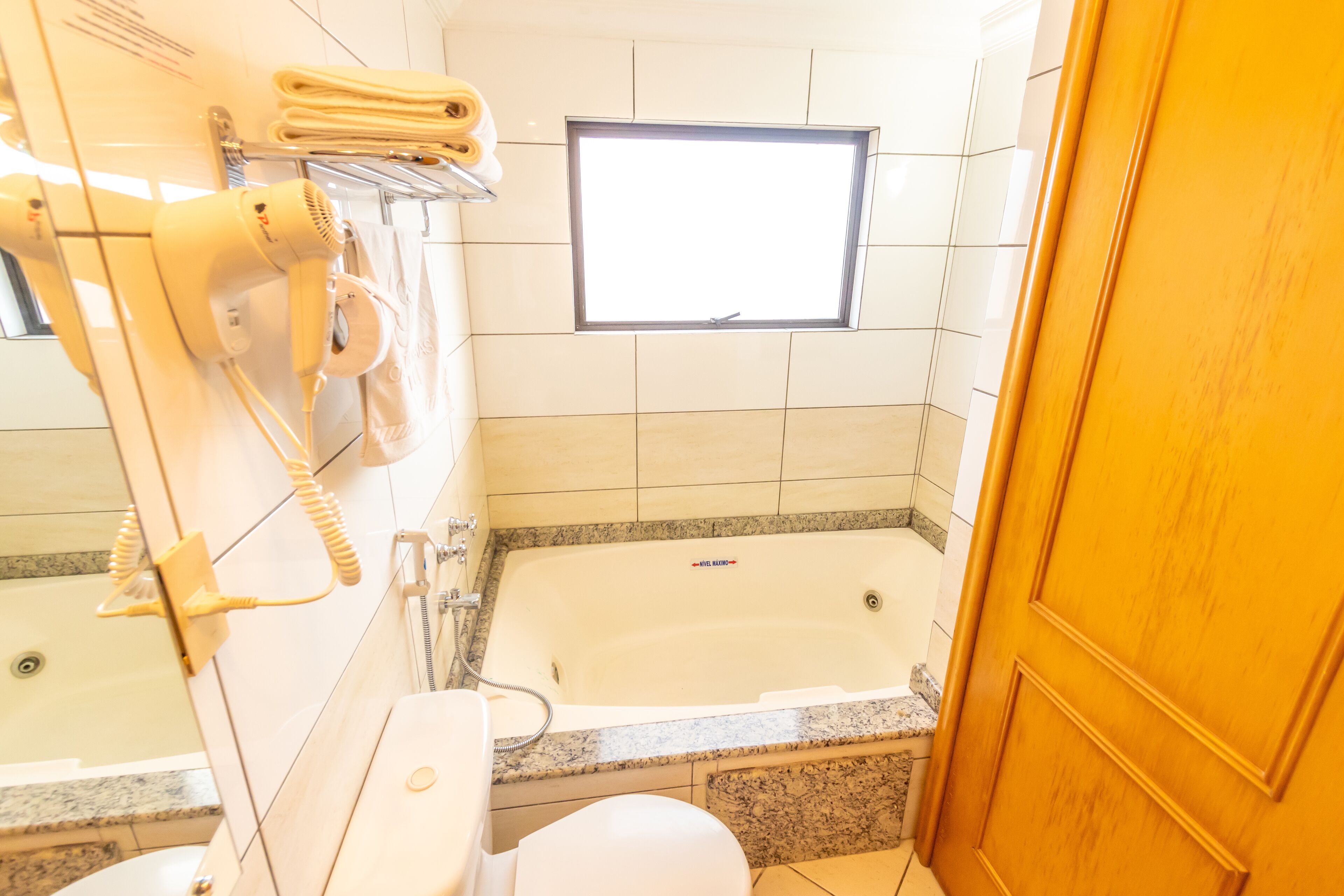 Quarto conforto, banheira | Banheiro | Chuveiro, secador de cabelo, bidê, toalhas de banho
