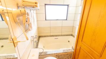 Quarto conforto, banheira | Banheiro | Chuveiro, secador de cabelo, bidê, toalhas de banho