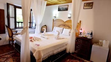 Standard Double Room | Meja, kalis bunyi, seterika/papan seterika, Wi-fi percuma