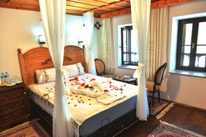 Standard Double Room | Desk, soundproofing, iron/ironing board, free WiFi - Sirincem Pension (Selçuk)
