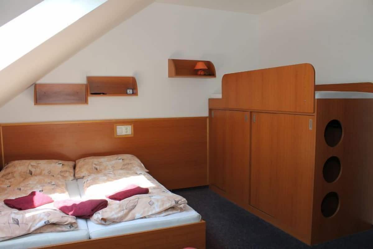 Een bureau, extra bedden, gratis wifi, beddengoed