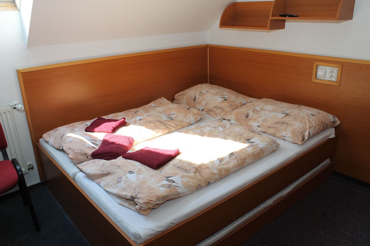 Een bureau, extra bedden, gratis wifi, beddengoed