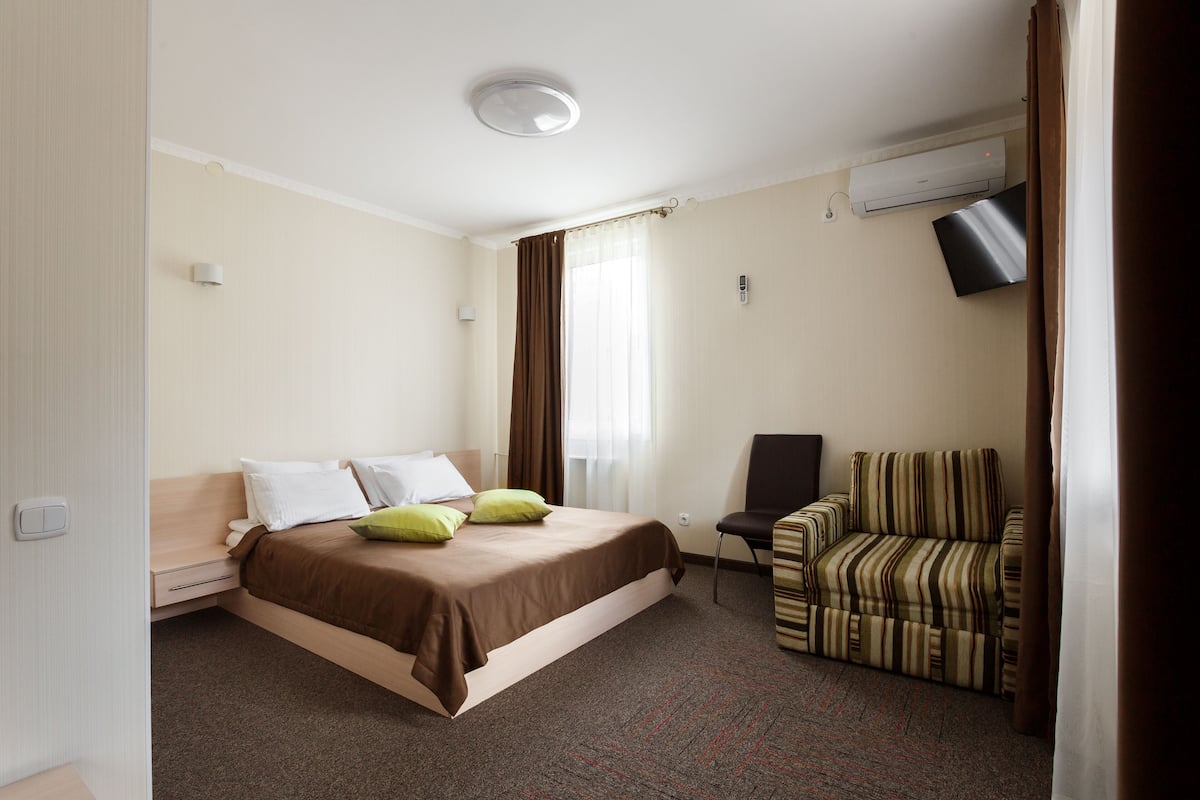 Desk, iron/ironing board, rollaway beds, free WiFi