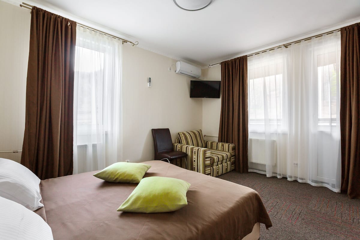 Desk, iron/ironing board, rollaway beds, free WiFi