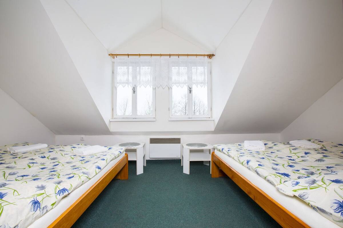 ห้องแฟมิลี่, ห้องน้ำในตัว (7 Adults, Low Ceiling in Bathroom) | โต๊ะทำงาน, เปล/เตียงเด็กอ่อน (ฟรี), เตียงเสริม/เปล, ผ้าปูที่นอน