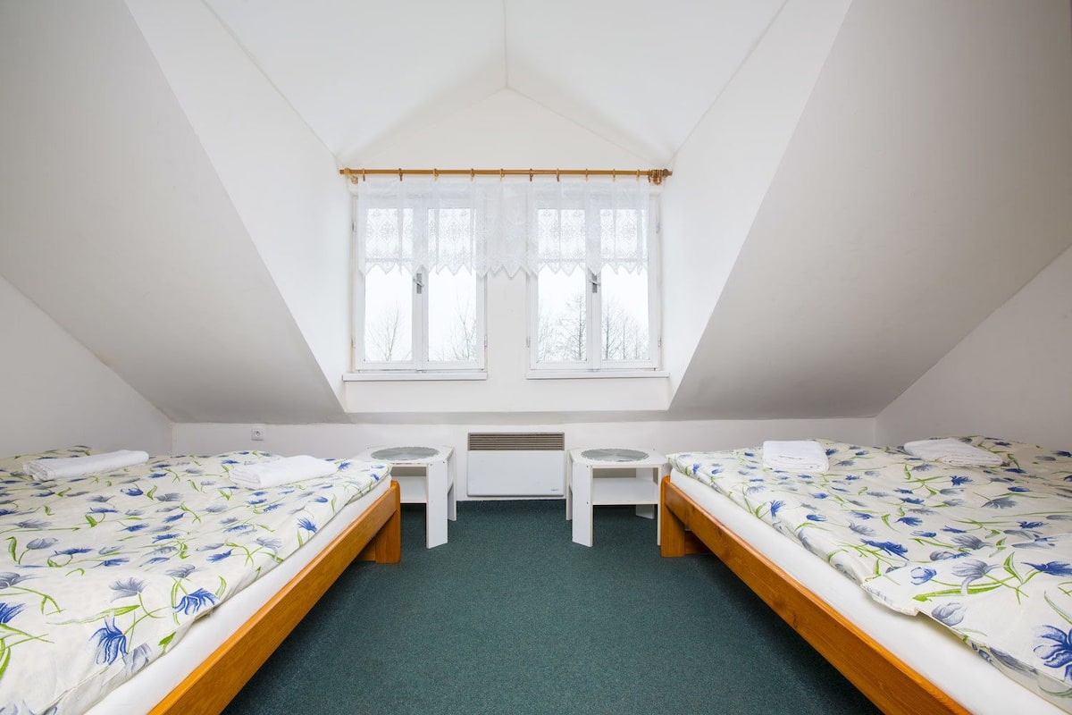 Family Room, Ensuite (7 Adults, Low Ceiling in Bathroom) | Desk, free cribs/infant beds, rollaway beds, bed sheets