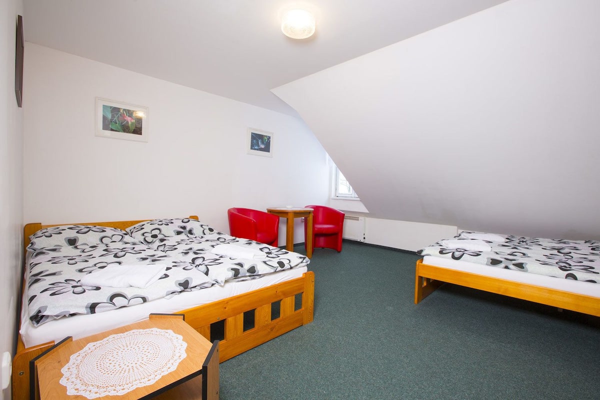 Quadruple Room, Ensuite | Desk, free cribs/infant beds, rollaway beds, bed sheets