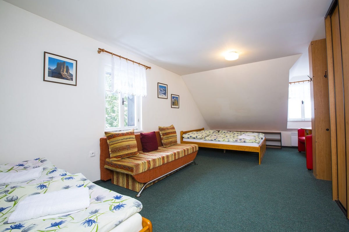 Quadruple Room, Ensuite (Extra bed) | Desk, free cribs/infant beds, rollaway beds, bed sheets