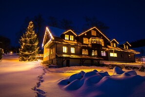 Front of property - evening/night - Chata Pod Lipami (Rokytnice nad Jizerou)