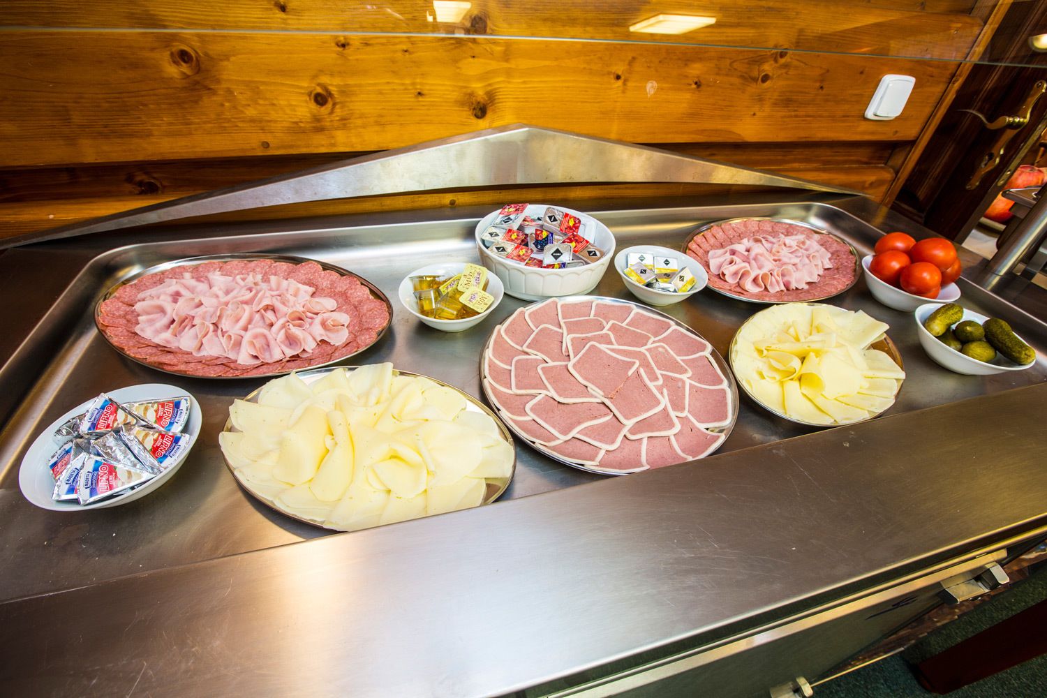 Un tavolo da buffet con diverse carni e formaggi.