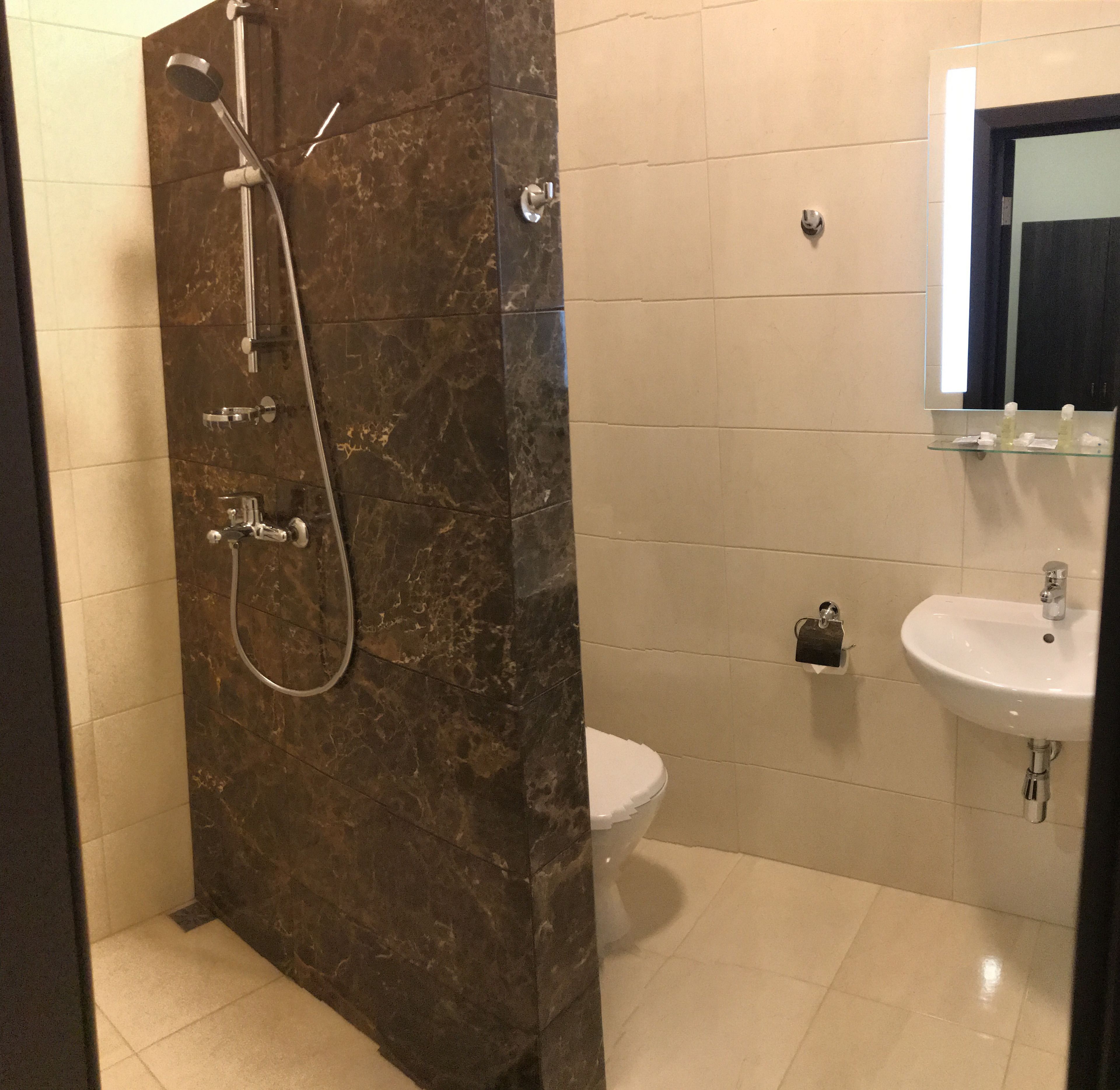Family Suite | Bathroom | Shower, free toiletries, hair dryer, slippers