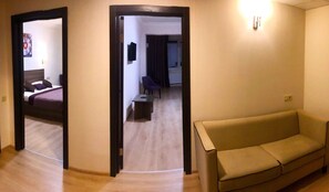 家庭套房, 1 间卧室 | 办公桌、熨斗/熨板、婴儿床、免费 WiFi