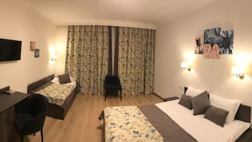 Familien-Suite | Schreibtisch, Bügeleisen/Bügelbrett, Babybetten, kostenloses WLAN