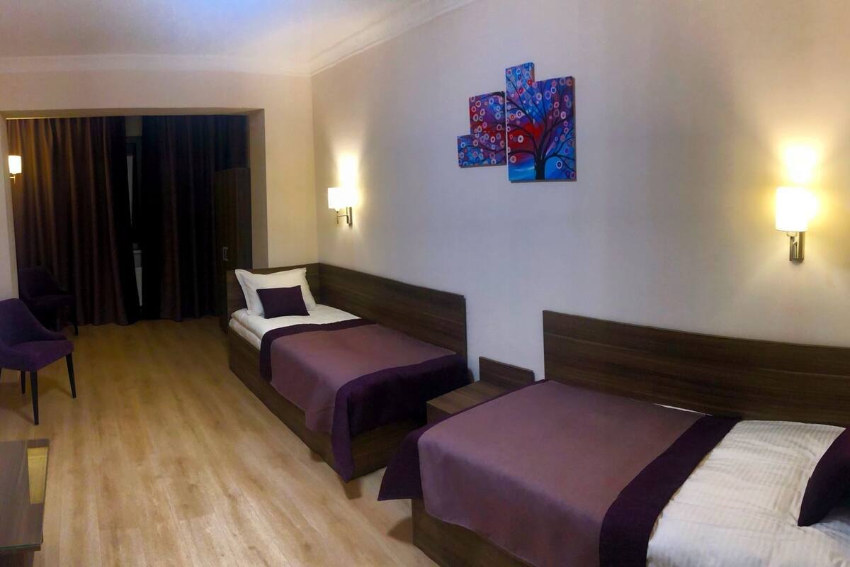 Familien-Suite, 1 Schlafzimmer | Schreibtisch, Bügeleisen/Bügelbrett, Babybetten, kostenloses WLAN