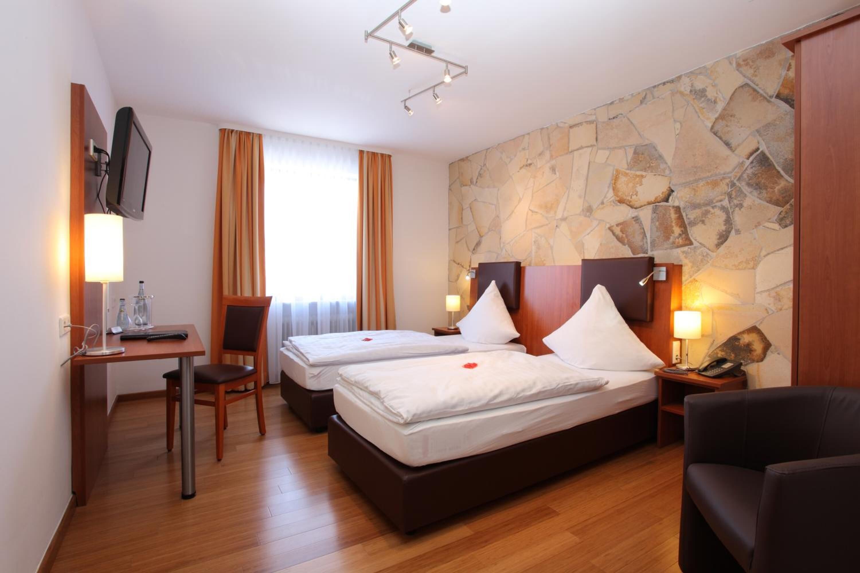 客房內保險箱、書桌、熨斗/熨衣板、免費無線上網