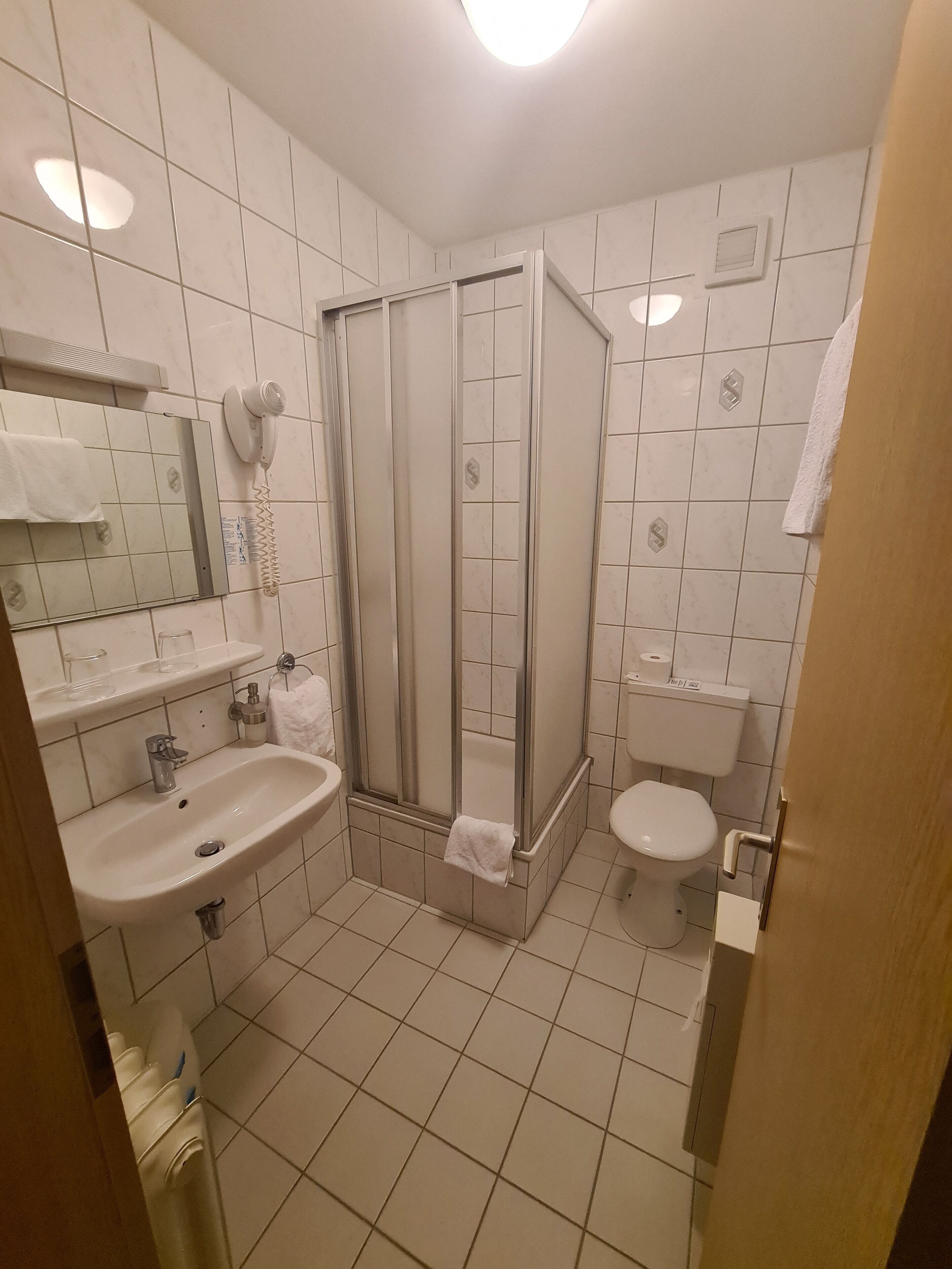 double room | bathroom | shower, free toiletries, towels