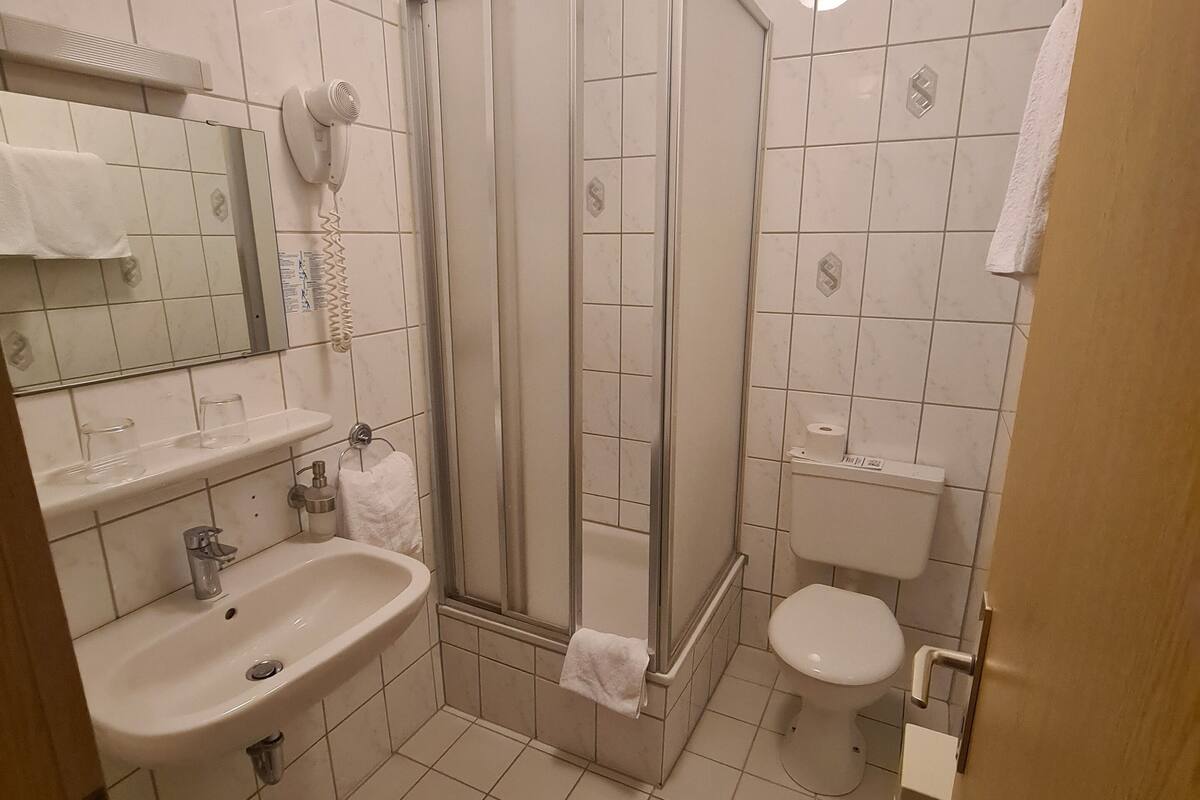 double room | bathroom | shower, free toiletries, towels