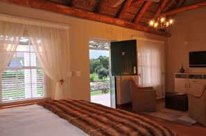 Luxury-Doppelzimmer, Blick auf den Weinberg | Minibar, Zimmersafe, Schreibtisch, kostenloses WLAN
