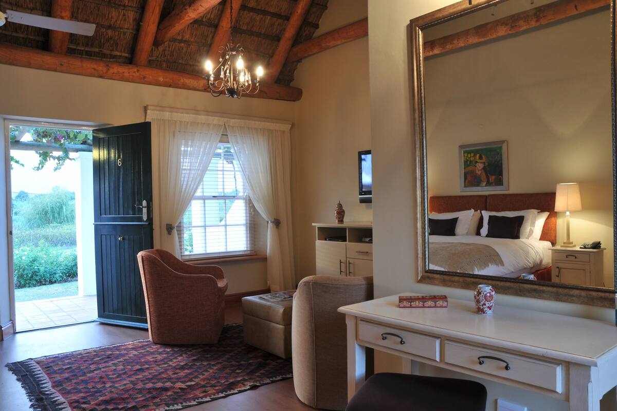 Luxury-Doppelzimmer, Blick auf den Weinberg | Wohnbereich | Flachbildfernseher