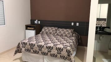 1 quarto, frigobar, escrivaninha, Wi-Fi de cortesia
