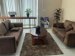 Télévision LCD de 29 pouces avec chaînes par câble, télévision