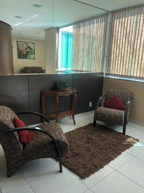 Télévision LCD de 29 pouces avec chaînes par câble, télévision