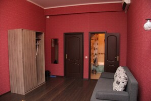 Habitación doble Confort | Área de sala de estar | Televisión LCD 