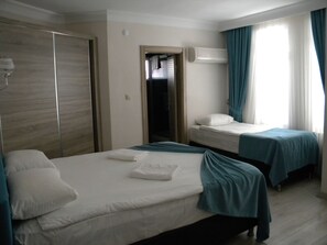 Minibar, tabla de planchar con plancha, wifi gratis y ropa de cama 