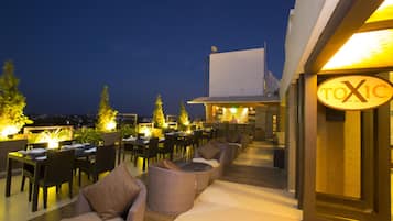 2 bars/lounges