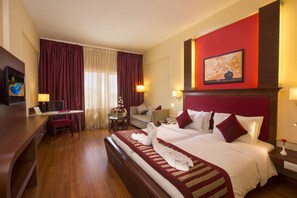 Minibar, in-room safe, desk, soundproofing - Hotel Atithi (Puducherry)