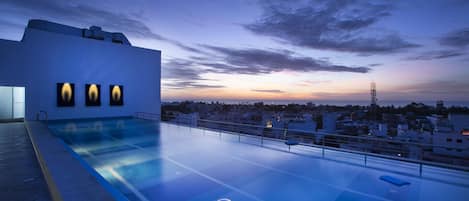 Una piscina al aire libre