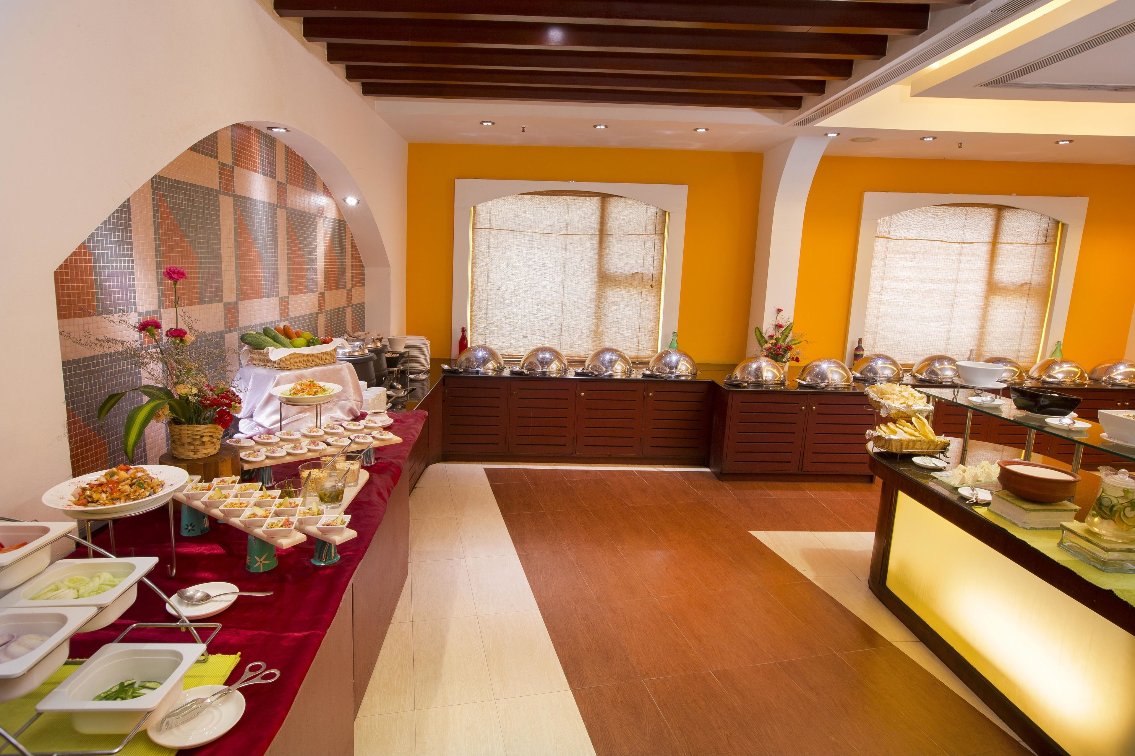Un buffet proposant une variété de plats et d’ustensiles de service.