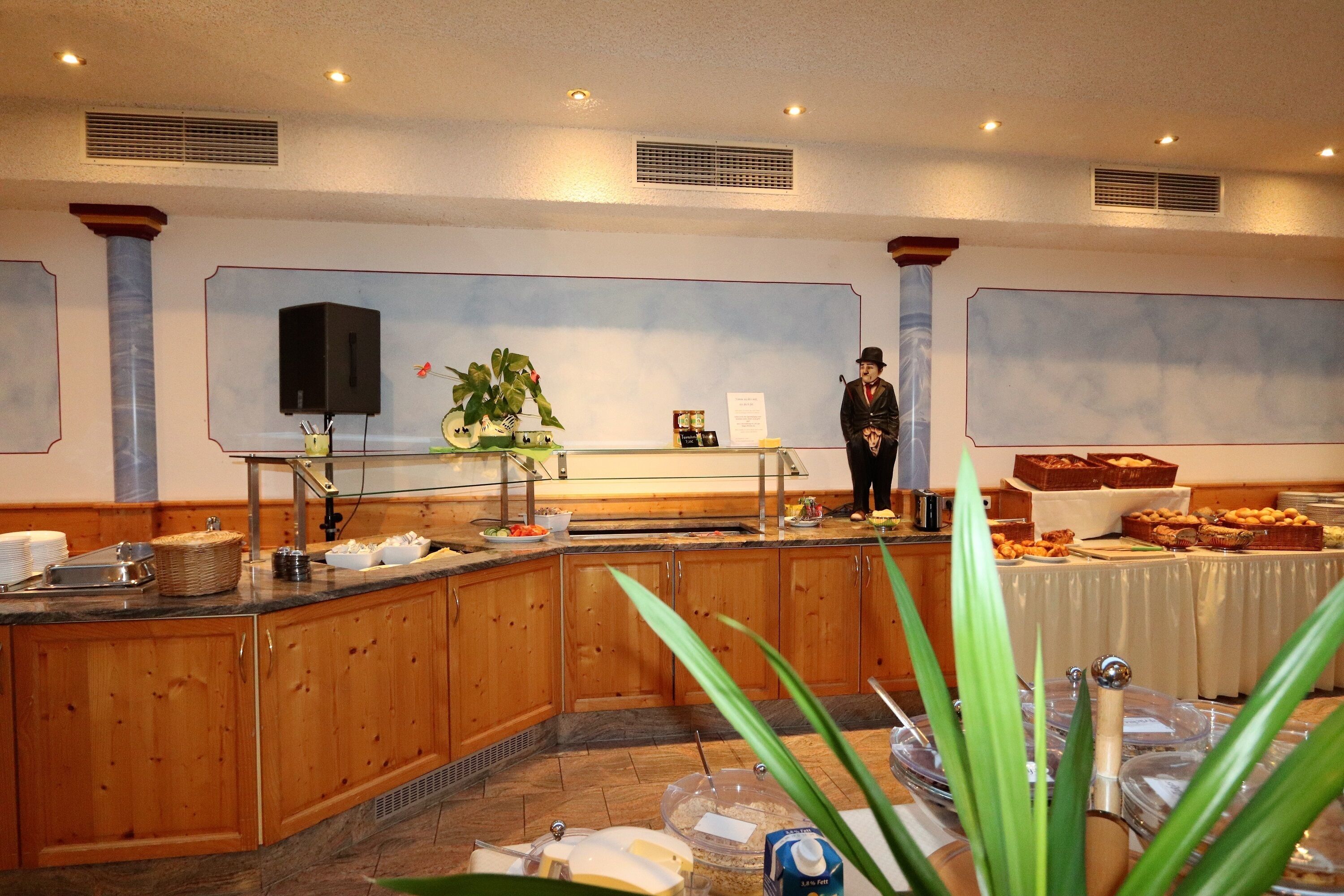 Ein Buffet mit verschiedenen Speisen und einem Lautsprecher an der Wand.