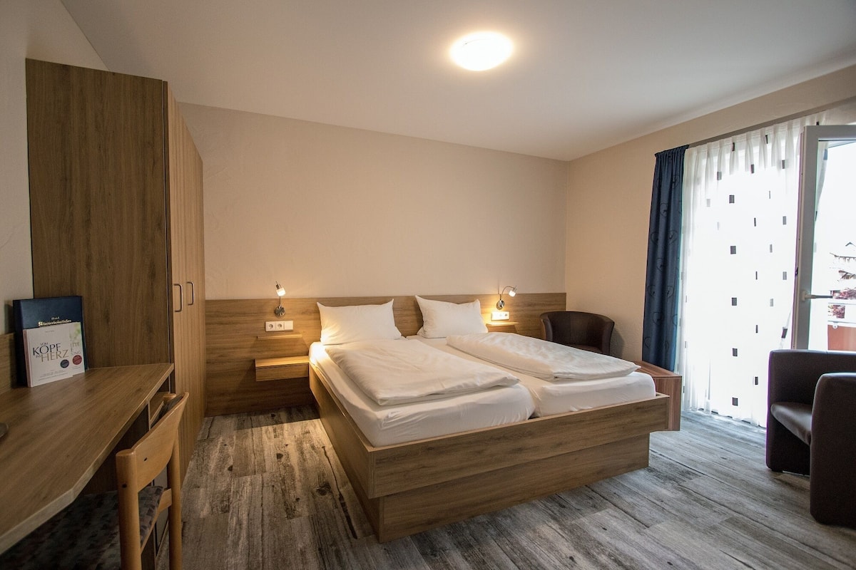 Tweepersoonskamer | Hypoallergeen beddengoed, een bureau, gratis wifi, beddengoed
