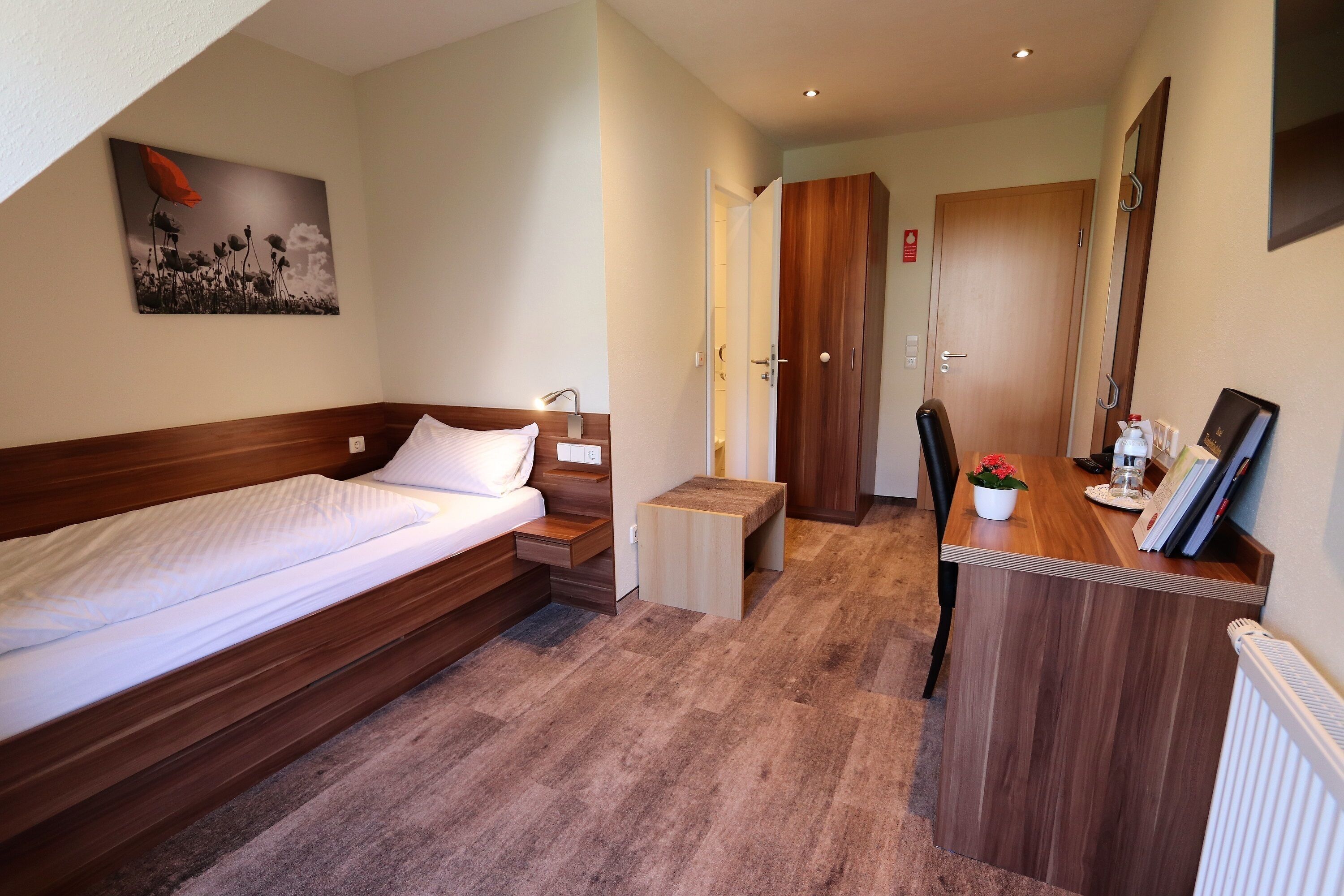 Hypo-allergenic bedding, desk, free WiFi, bed sheets