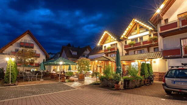 สนามรอบบริเวณ