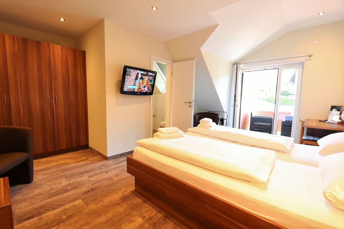 double room | hypo-allergenic bedding, desk, free wifi, bed sheets