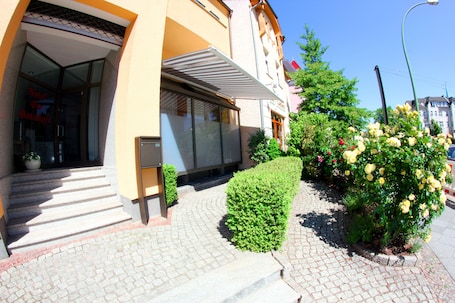 Front of property. Die Botschaft