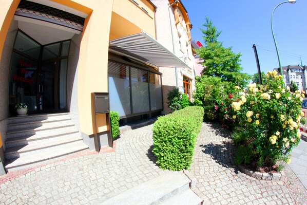 Vista frontal de la propiedad