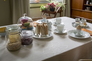 Desayuno de cocina local todos los días (con cargo)