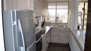 Apartamento estándar, 2 habitaciones, 2 baños | Cocina privada | Frigorífico, microondas, horno y placa de cocina
