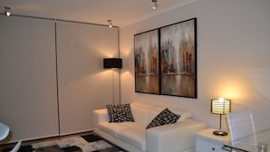 Apartamento estándar, 2 habitaciones, 2 baños | Sala de estar | Una televisión LCD