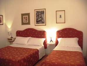 Triple Room | Desk, free WiFi