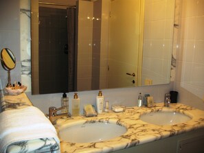 Triple Room | Bathroom | Free toiletries, hair dryer, towels